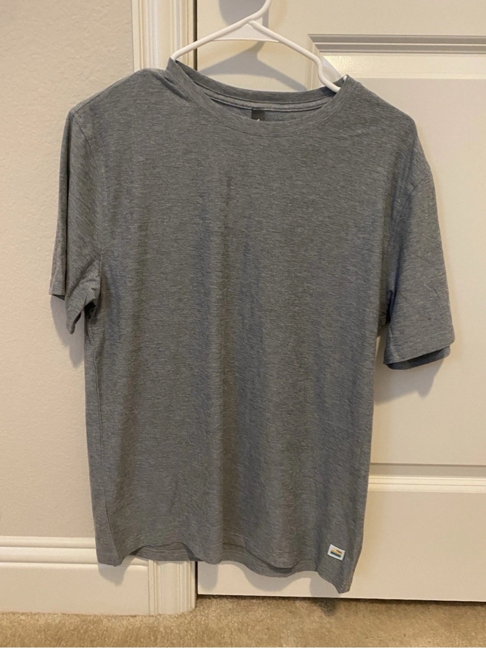 Vuori men short sleeve Strato Tech Tee light grey blue color size M